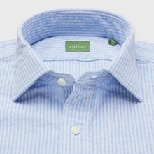 Load image into Gallery viewer, Sid Mashburn Spread Collar Popover Sport Shirt in Sky Blue Stripe Seersucker
